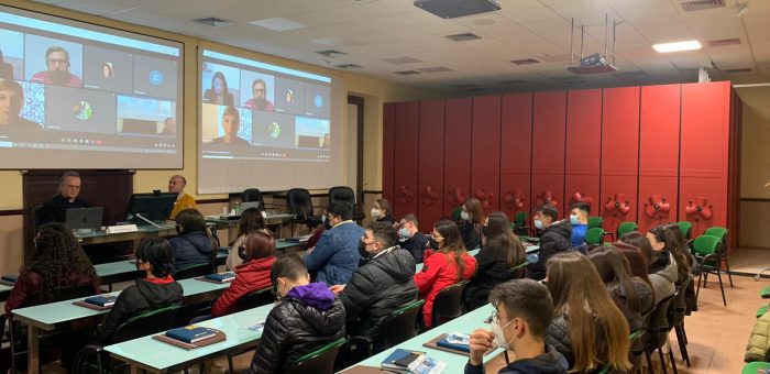 DICONO DI NOI… Dalla stampa locale di Regalbuto (EN): il convegno con Progetto Qloud Scuola ETS, Cepell, Invalsi e l’IIS Fortunato Fedele di Agira (EN).